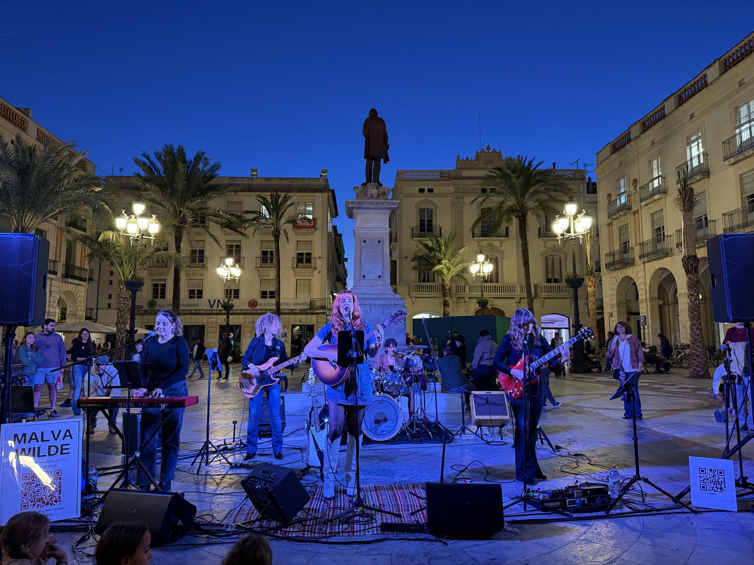 Malva Wilde actuant al primer Secret Show d’AMA a la Plaça de la Vila de Vilanova i la Geltrú.